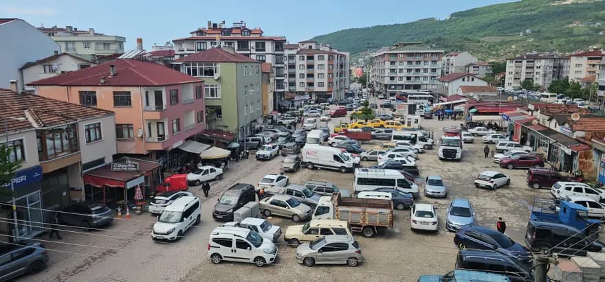 Bayram tatilinde Cide'de trafik kuyruğu